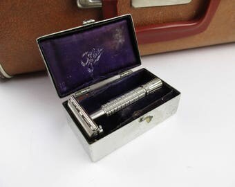 A Stainless Steel Double-edge Razor From Gillette - Chromed Metal Case With the 'Gillette' Logo on Maroon Felt - Vintage - King C. Gillette