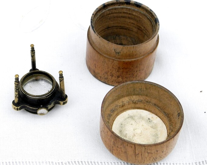 Rare Antique Brass 3 Legged Printers Loupe with Original Wooden Box from France, Magnifying Glass, Magnifier, Printing, Typesetter, Graphic Rare Antique Brass 3 Legged Printers Loupe with Original Wooden Box from France, Magnifying Glass, Magnifier, Printing, Typesetter, Graphic