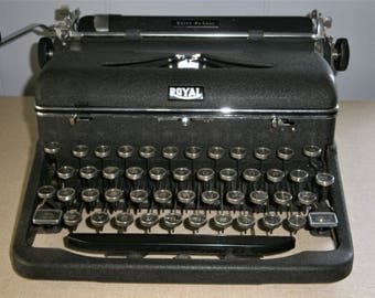 Royal Typewriter / Royal Quiet Deluxe / Portable Manual Typewriter / 1940's Royal Typewriter / Quiet Deluxe Model A
