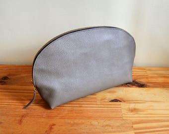 Trousse de toilette en cuir taupe / Pochette