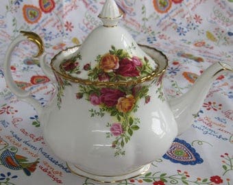 ROYAL ALBERT TEAPOT, Old Country Roses Bone China, Large Size. Great Condition. Made in England