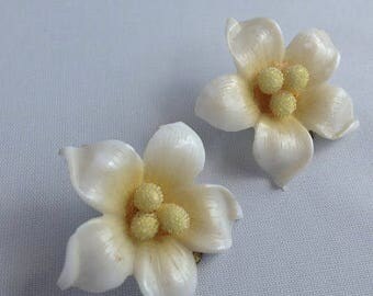 1960s Plastic Anenome Clip Earrings