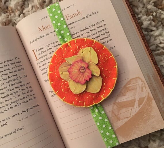 Daffodil bookmark, daffodil planner band, flower bookmark, gift for reader, hand embroidered, felt bookmark, journal marker, bookmarker