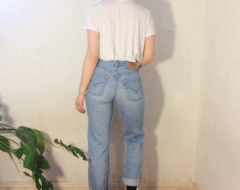 Vintage 80's | Light wash Levi's 501 jeans / Mid rise mom jeans / Button fly jeans | W28 L28