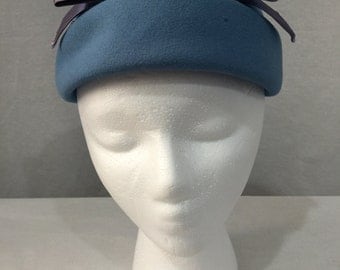 Vintage 1950s Blue Wool Beresford Bumper Hat with Lavender Bow
