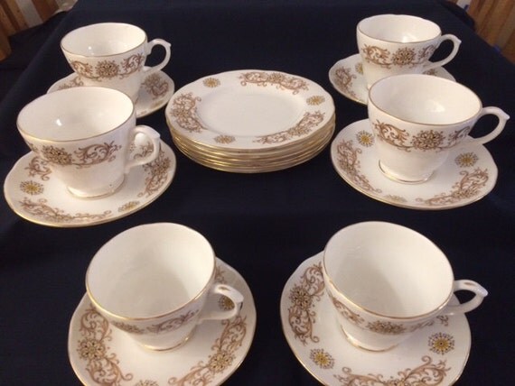 Duchess Crestwood English Bone China 18 Piece Vintage Tea Set