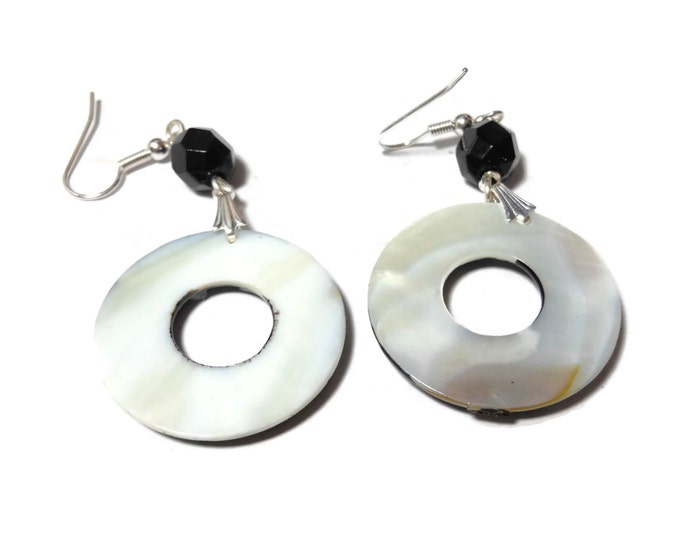 FREE SHIPPING Black lip shell earrings, mother of pearl, lip shell in black resin, vintage glass beads, silver plated, donut shaped pierced