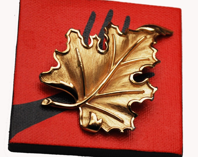 Crown Trifari Leaf Brooch - gold Floral oak leaf - Mid Century Pin