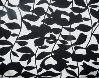Fabric - Jersey fabric - Black and white leaf print - viscose/elastane jersey knit.