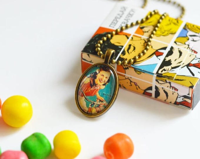 PIN UP GIRLS // Oval pendant metal brass with a picture of girl under glass // 2015 Best Trends // Pop Art // Fashion, Style, Glamour
