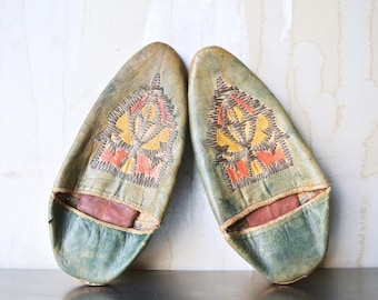 Beautiful Vintage Leather Moroccan Slippers - Aladdin Slippers - Babouche Slipper - Unisex Slippers - Embroidered Slippers - Boho