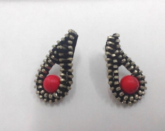 AI116 - Handcrafted Black Earring with Pearls