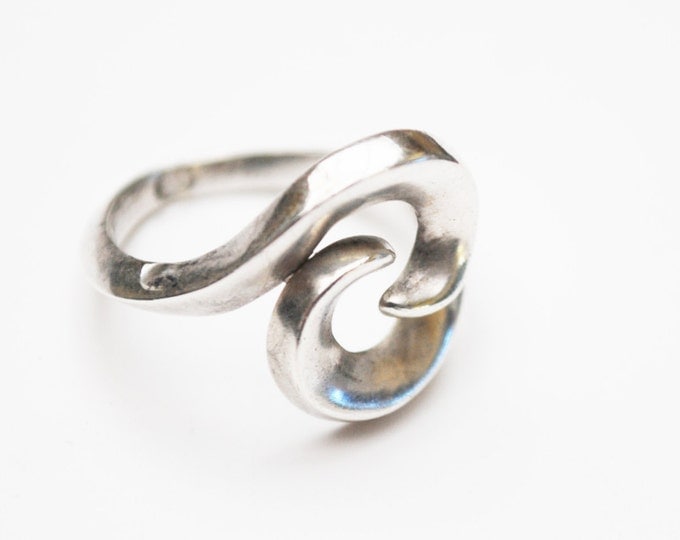 Sterling ring - Twisted Swirl Silver - Modern -size 6 - Modernistic