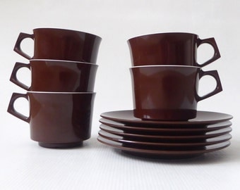 Five brown Melaware melamine cups and saucers. 1970's vintage/retro plastic tableware by Antiference. 5-piece set for picnic/Campervan.