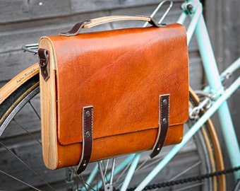 Sac bandoulière, sacoche vélo, cartable homme, sac messager. Cuir tannage végétal et bois de hêtre.