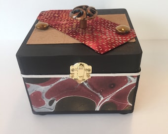 Metallic plunge, treasure, memory, photo, jewelry keepsake box