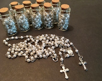 12 cute rosary, ivory color baptism favors, silver plated. Recuerdos de bautizo rosario de mini perlas acabado en plata