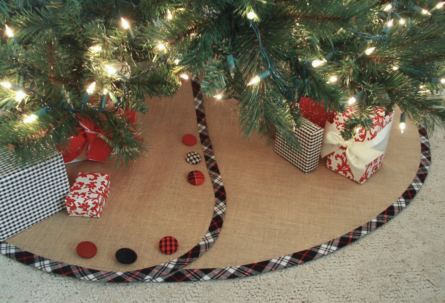 Burlap Christmas Tree Skirt Customized With Banding Burlap Christmas Tree Skirt Customized With Banding