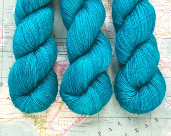 Tanami baby camel and silk hand dyed 4ply yarn - Turning Tide