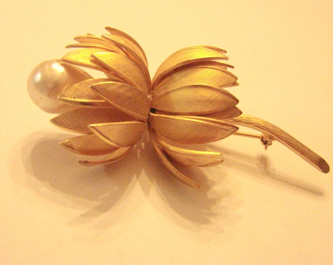 Large Retro Giovanni Baroque Pearl Textured Goldtone Floral Brooch Designer Signed Retro Jewelry Jewellery