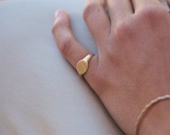 14k Yellow gold signet ring. Minimalist ring. Pinky ring. Classic Signet ring. Everyday ring. Handmade. Solid gold.