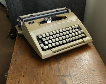 Retro 1970s smith corona Courier manual Typewriter in good condition with case,very, funky,Free UK postage