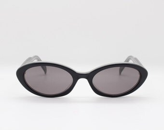 90s vintage sunglasses by DKNY. Original chic black oval cateye design with grey lenses. Lunettes, Sonnenbrille, Occhiale da sole,