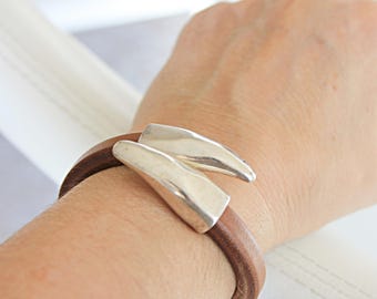 MENS LEATHER Bracelet, Unisex bracelet, for her, for him, Adjustable, ETSY men jewelry, bracciale uomo, Medium brown leather, Gift idea.