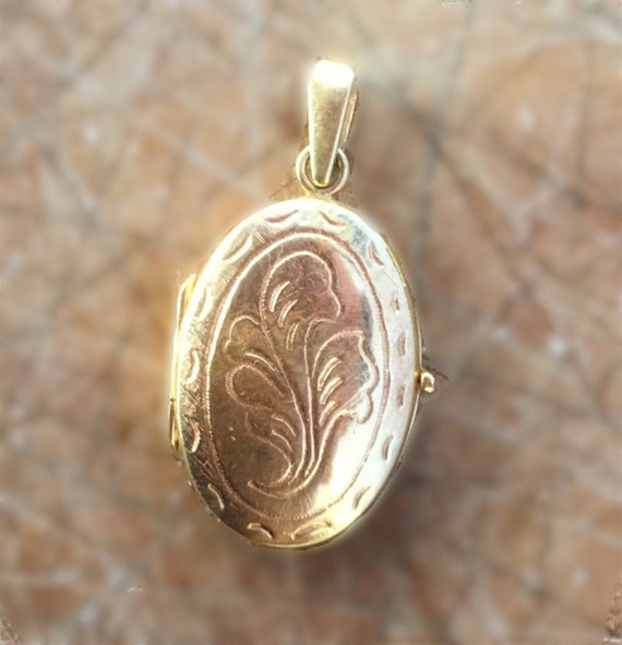 Victorian Gold Locket / Engraved Floral Design