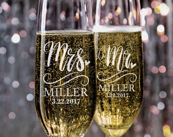 Set of 2, Mr. Mrs. Wedding Toasting Flutes, Wedding Champagne Glasses, Wedding Champagne Flutes, Custom Personalized Champagne Glass #N5