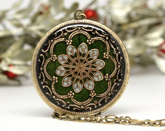 Green/ Locket/ Necklace/ Birthday/ Gift/ For/ Her/ Gift For Sister/ August Birthday/ Best Friend Birthday/ Christmas Gift/ Flower Necklace