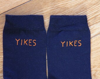 Yikes embroidered socks / Chaussettes brodées Yikes