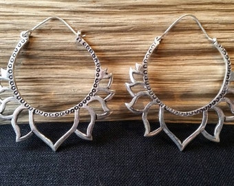 Boucles D'oreilles Créoles Fleur De Lotus En Laiton Doré - 81stgeneration - Neuf Avec étiquettes
