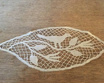 Antique 1950s Lace Filet darned Embroidery crochet Doily Table Dresser runner Deco Flower Design Home Decor