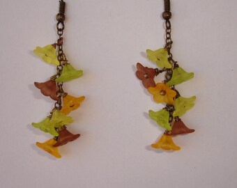 Boucles d'oreilles petites fleurs résine jaune,vert,orange,marron