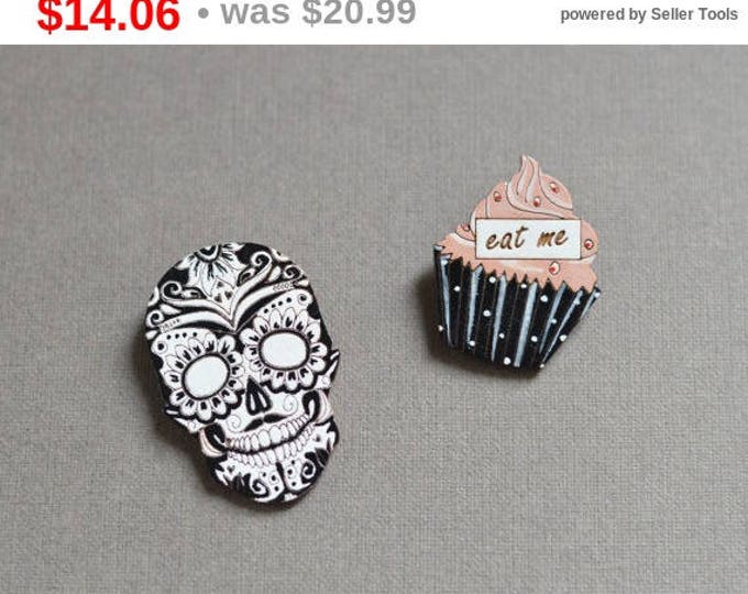 The painted Skull and Cupcake // Set of 2 brooches // Wooden brooch is covered with ECO paint // Laser Cut // Best Trends // Fresh Gifts //