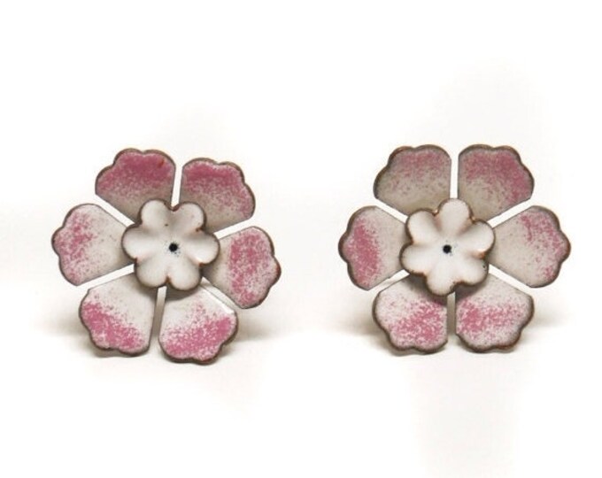 Storewide 25% Off SALE Vintage White Enamel Painted Screw Back Copper Floral Earrings Featuring Speckled Pink Enamel Accent Finish
