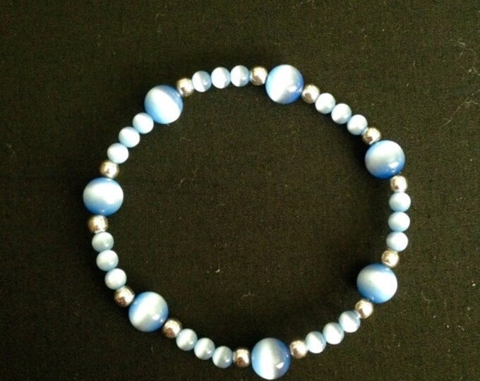 Storewide 25% Off SALE Beautiful Vintage Sky Blue Marble Style Expandable Acrylic Beaded Bracelet Featuring Fabulous White Swirling Design F