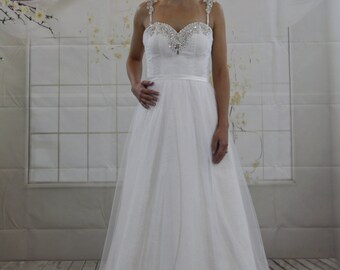 Decorative sweetheart neckline with detachable strap, Aline Lace Wedding dress