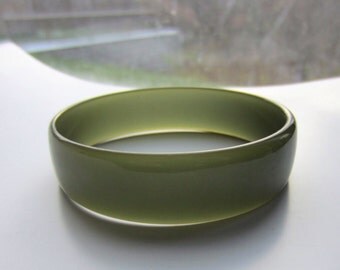 Bakelite testet green bangle bracelet ~sleek vintage costume jewelry