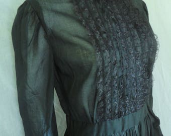 Vintage 1970's goddess gown in gold lace, approx UK size 12-14 (US 10 - 12, EU 32-34)