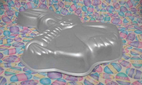 BUGS BUNNY Whats Up Doc? Wilton Aluminum Cake Pan ~Cookie Dessert Fruit Salad Mold~ Retro 