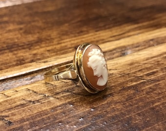 Vintage classic carved shell cameo ring in 18k setting