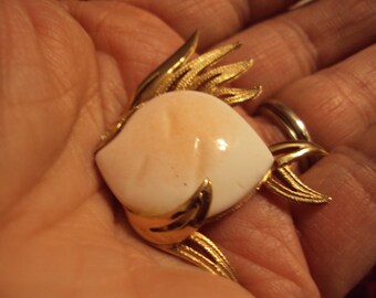 SASSY FISH BROOCH 1990's