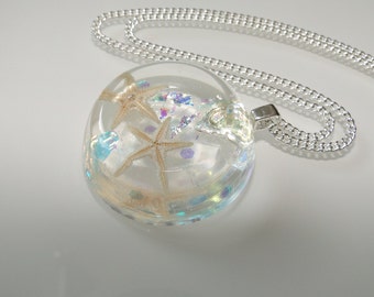 Pendant with starfish and glitter