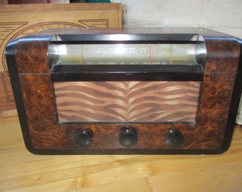 RCA Victor Victor Model 66X3 Tube Radio Circa 1940s Movie Set Photo Prop Wood casing Very good antique