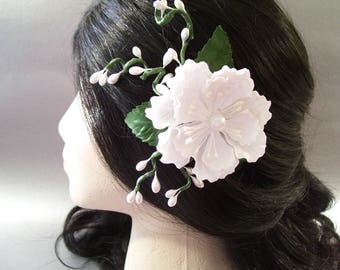 White Facinator with Pearl Pip Berry Spray