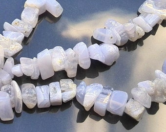 Necklace of 80 cm around the neck of chips Calcedoine