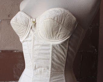 Vintage 1940s Bustier // 40s 50s White Embroidered Peekaboo Bullet Bra Bustier // Pin Up Merry Widow Corset w/ Garters // 32B // DIVINE