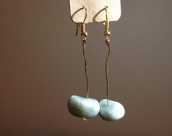 Earrings decorated with agates
